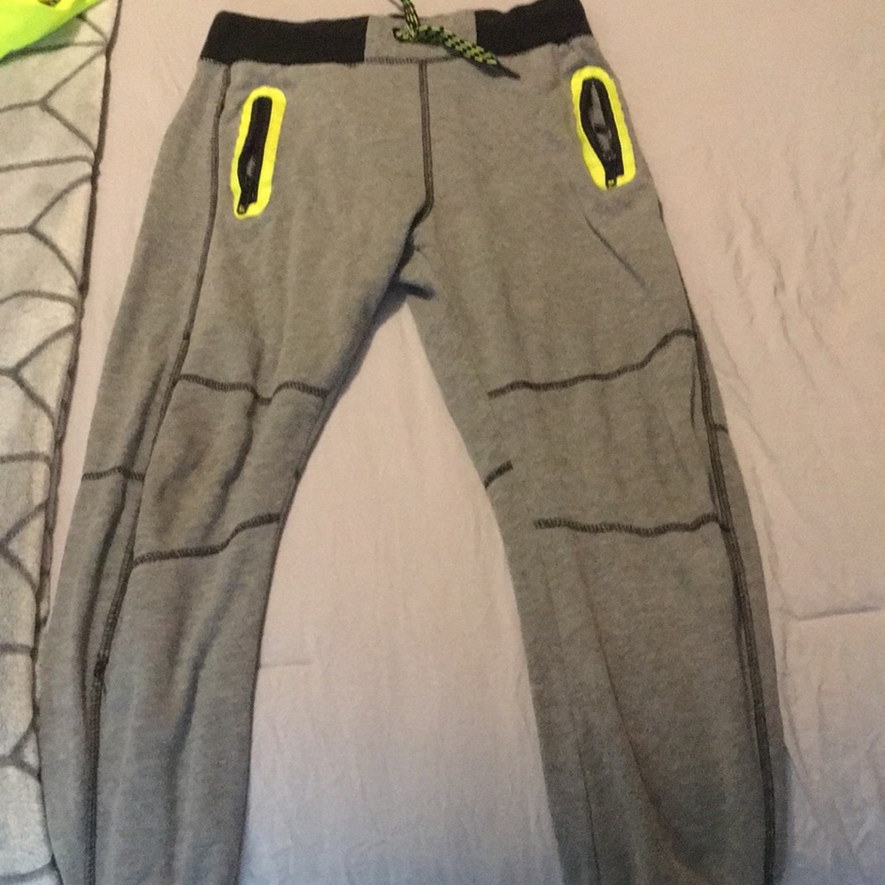 Joggers with neon zippers